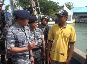 Komandan Pangkalan Utama TNI AL - I, Laksamana Pertama TNI Yudo Margono, sedang mengintrogasi Nahkoda Kapal ikan Asing. (Foto : tobasatu.com/Lee).