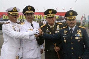 Terjun Payung Ramaikan HUT ke-70 TNI di Sumut
