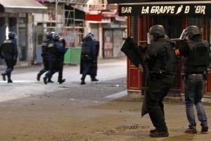 Diwarnai Baku Tembak, Wanita Bersenjata AK-47 Ledakkan Diri