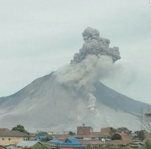 Awan panas yang dikeluarkan dari Gunung Sinabung. (tobasatu.com)