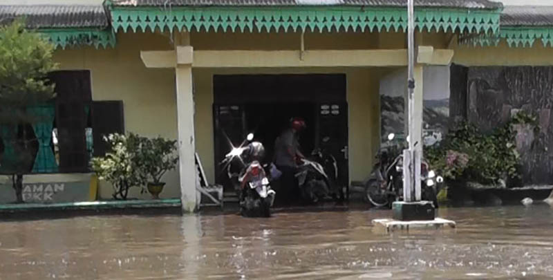 Kantor Kelurahan Mabar Hilir di Jalan Suasa Raya 1 Kecamatan Medan Deli terendam banjir
