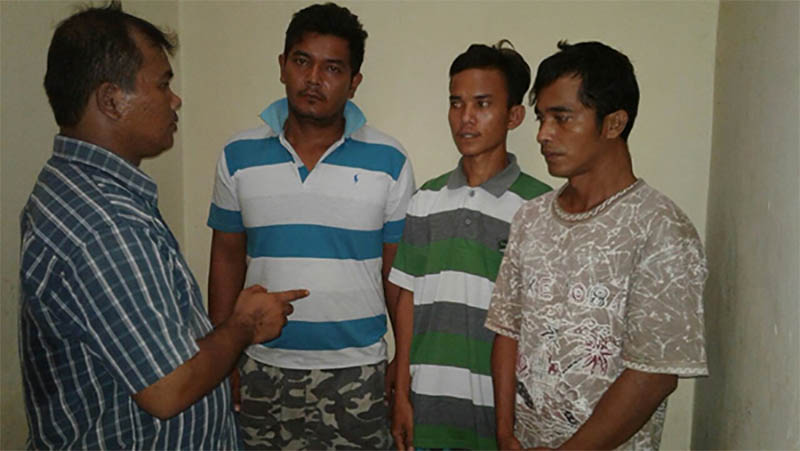 Petugas saat mengintrogasi ketiga orang pelaku narkoba. (tobasatu.com/Ist)