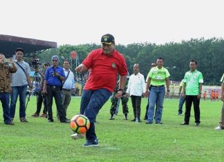 Asisten I Pembangunan Pemkab Asahan Taufik ZA ketika menendang bola kearah gawang, dalam acara pembukaan LSPI 2017 U-14 dan U-16, di Stadion Mutiara Kisaran, Kabupaten Asahan