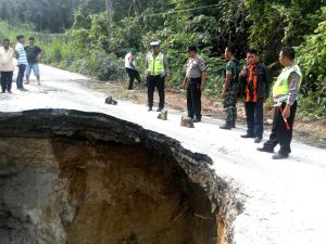 Pak Gubsu, Tengok Nih… Separuh Jalan Mandoge Amblas ke Jurang