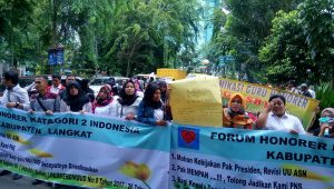 Ratusan Guru Honor Tuntut Diangkat Jadi PNS