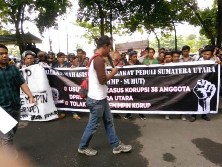 Massa Desak KPK Tahan 38 Tersangka Kasus Suap Gatot