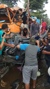 Rem Blong Lima Mobil Adu Kuat, Dua Orang Kritis